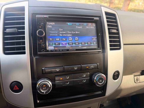 Used 2010 Nissan Frontier SE image 24