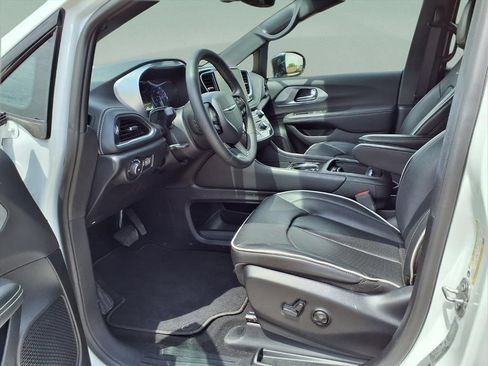 Used 2025 Chrysler Pacifica Limited FWD image 17