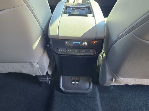 Used 2021 Toyota Highlander XLE image 36