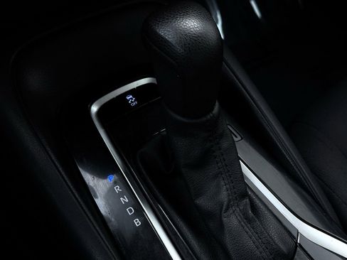 Used 2021 Toyota Corolla LE image 30