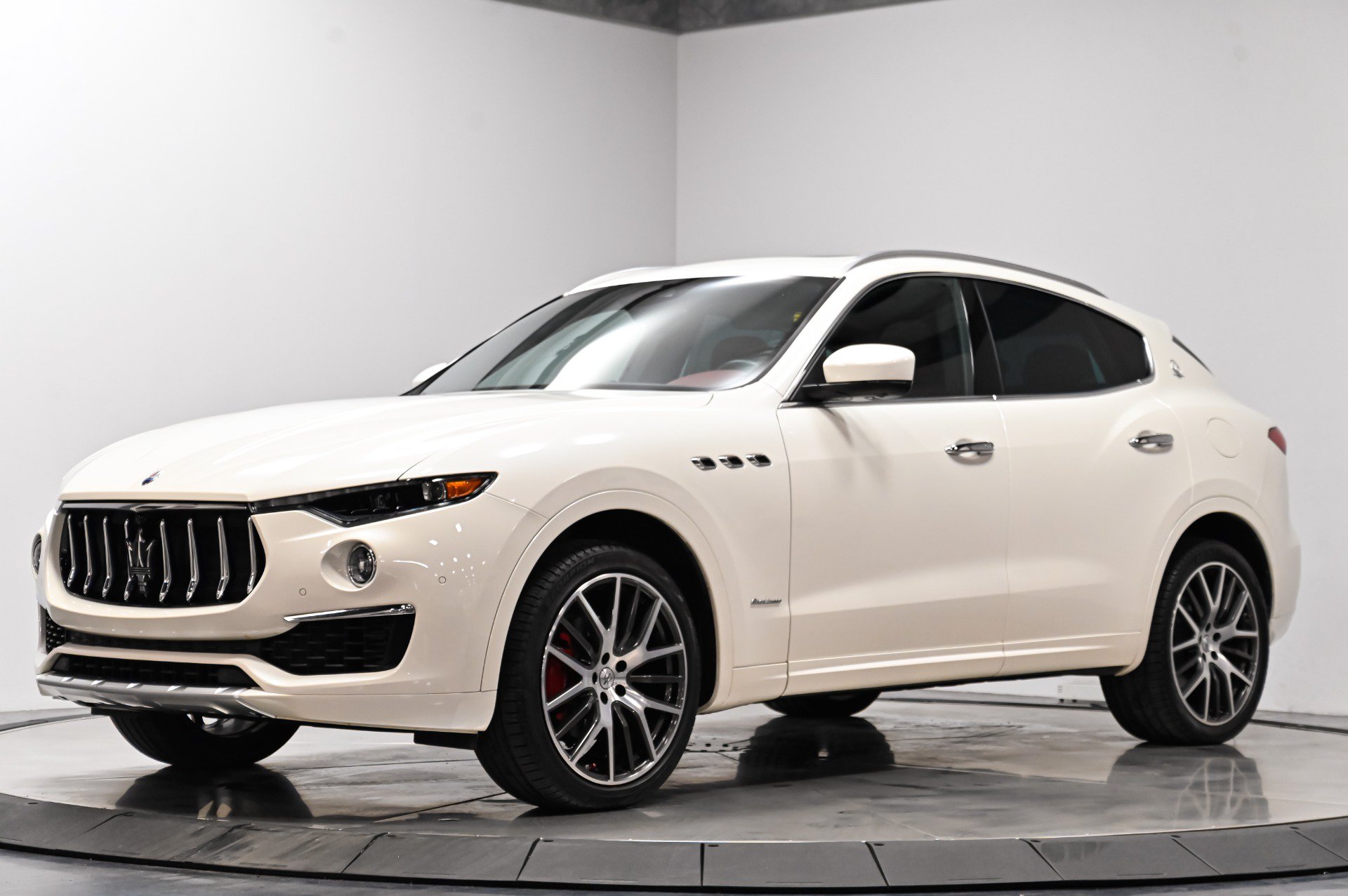 Used 2020 Maserati Levante GranLusso AWD/4WD image 2