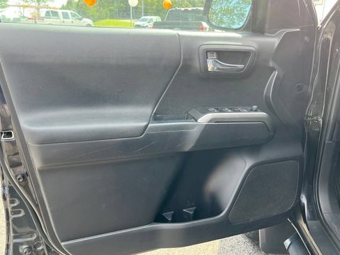 Used 2021 Toyota Tacoma TRD Sport AWD/4WD image 19