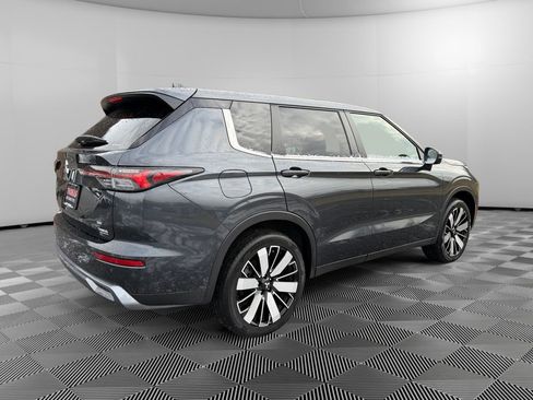 Used 2025 Mitsubishi Outlander SE image 7
