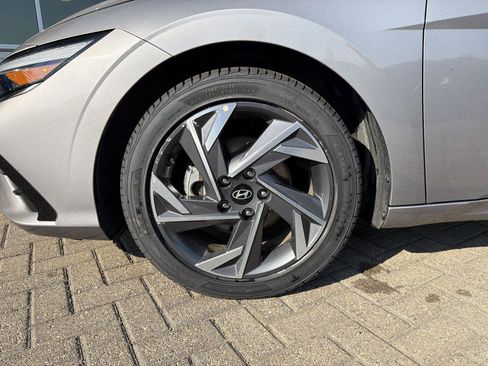 Used 2025 Hyundai Elantra SEL FWD image 10