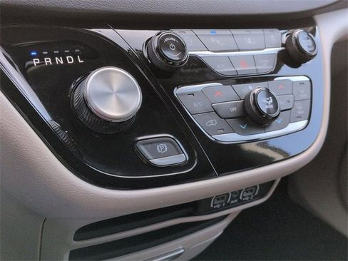 Certified 2024 Chrysler Pacifica Touring-L image 22