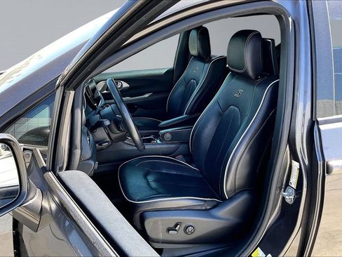 Used 2021 Chrysler Pacifica Limited w/ Uconnect Theater Family Group FWD image 3
