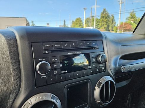 Used 2016 Jeep Wrangler Sport w/ Connectivity Group AWD/4WD image 18