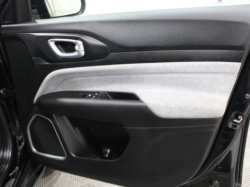 Used 2025 Jeep Compass Latitude AWD/4WD image 24