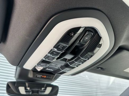 Certified 2025 Porsche Macan AWD/4WD image 29