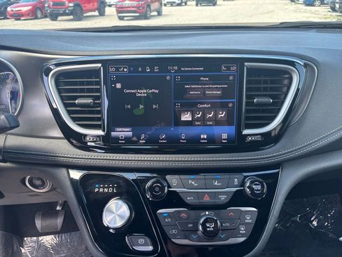 Used 2025 Chrysler Pacifica Select FWD image 25