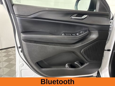 Used 2024 Jeep Grand Cherokee Laredo X image 9