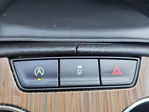 Used 2023 GMC Acadia SLE w/ Driver Convenience Package image 17