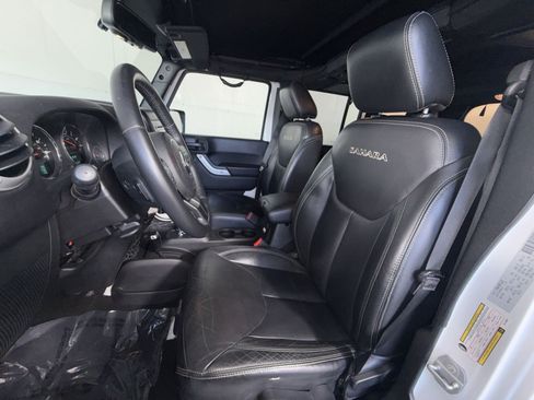 Used 2016 Jeep Wrangler Unlimited Sahara w/ Dual Top Group AWD/4WD image 13
