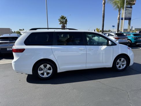 Used 2017 Toyota Sienna LE FWD image 11