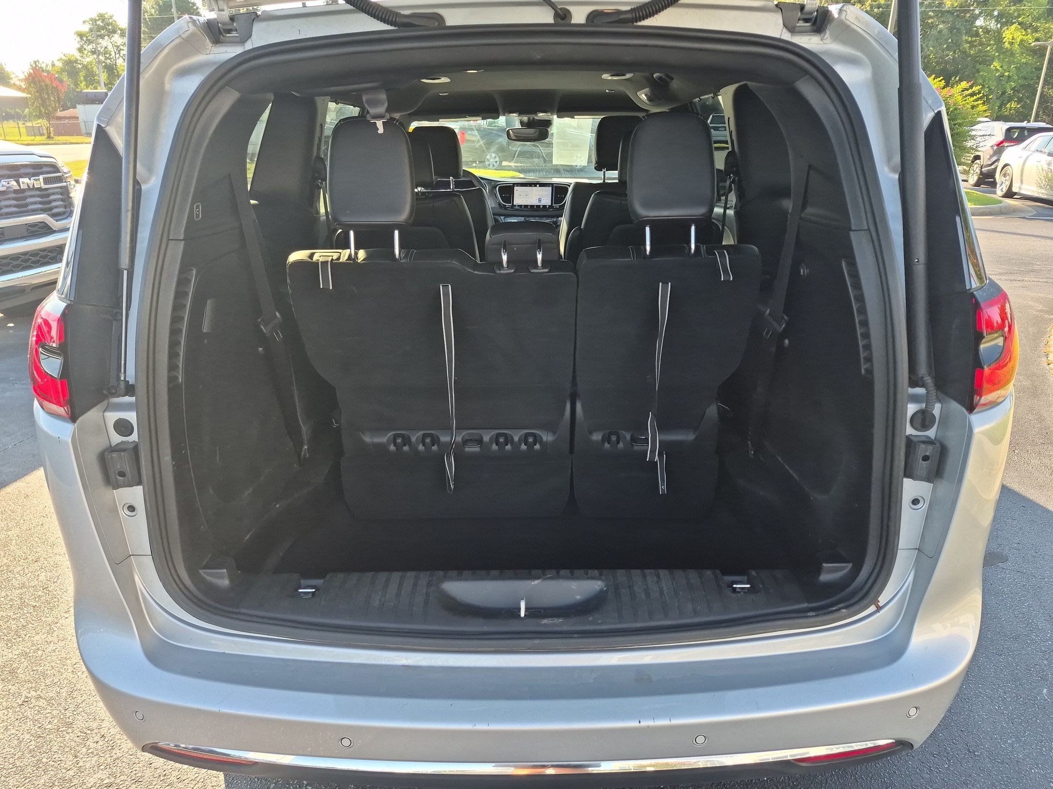 Used 2026 Chrysler Pacifica Select FWD image 30