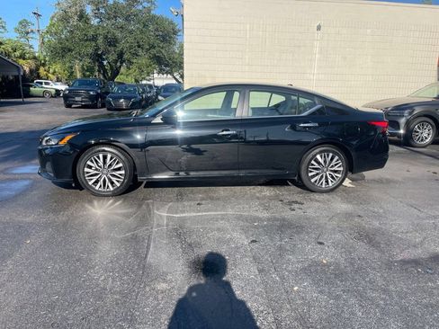 Used 2025 Nissan Altima 2.5 SV FWD image 2
