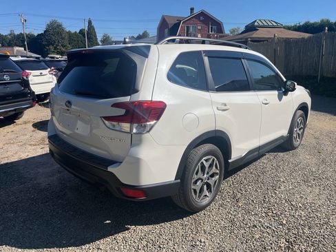 Used 2024 Subaru Forester Premium image 2