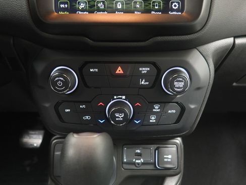 Used 2021 Jeep Renegade Latitude AWD/4WD image 16