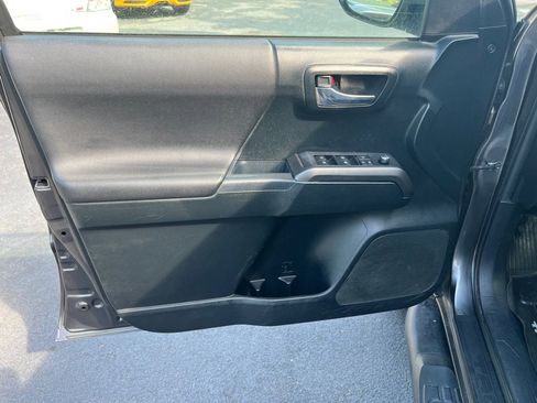 Used 2017 Toyota Tacoma TRD Off-Road image 38