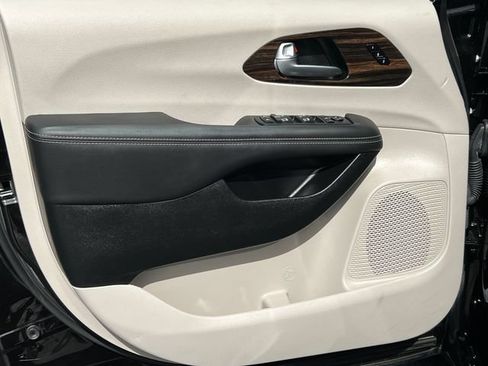 Used 2024 Chrysler Pacifica Limited FWD image 17