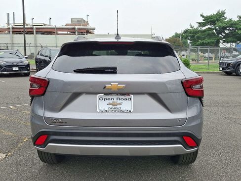 Used 2024 Chevrolet Trax LT w/ Sunroof Package FWD image 6