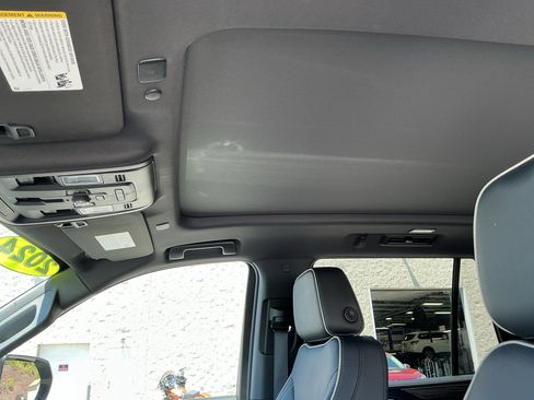 Used 2024 Chevrolet Tahoe Premier AWD/4WD image 12