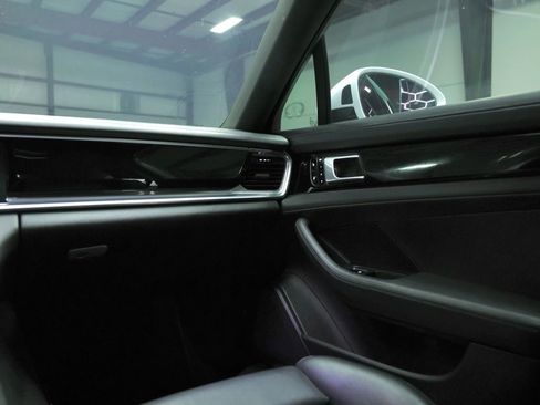 Used 2017 Porsche Panamera 4 image 40