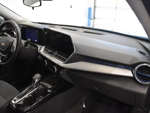 Used 2025 Chevrolet Trax LT w/ LT Convenience Package FWD image 18