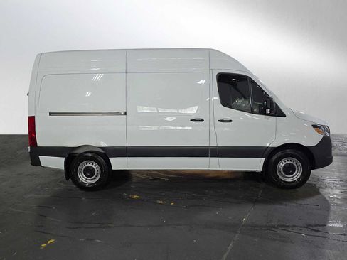 Used 2025 Mercedes-Benz Sprinter 2500 image 2