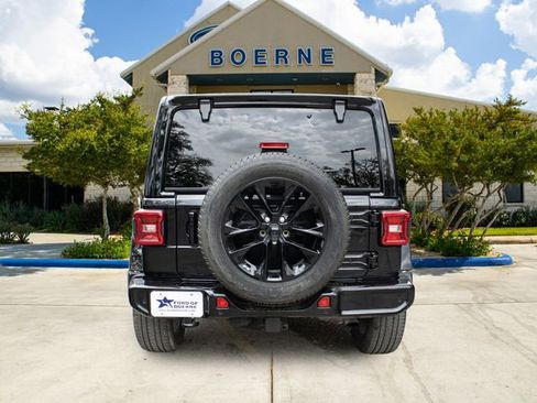 Used 2022 Jeep Wrangler Unlimited Sahara AWD/4WD image 4