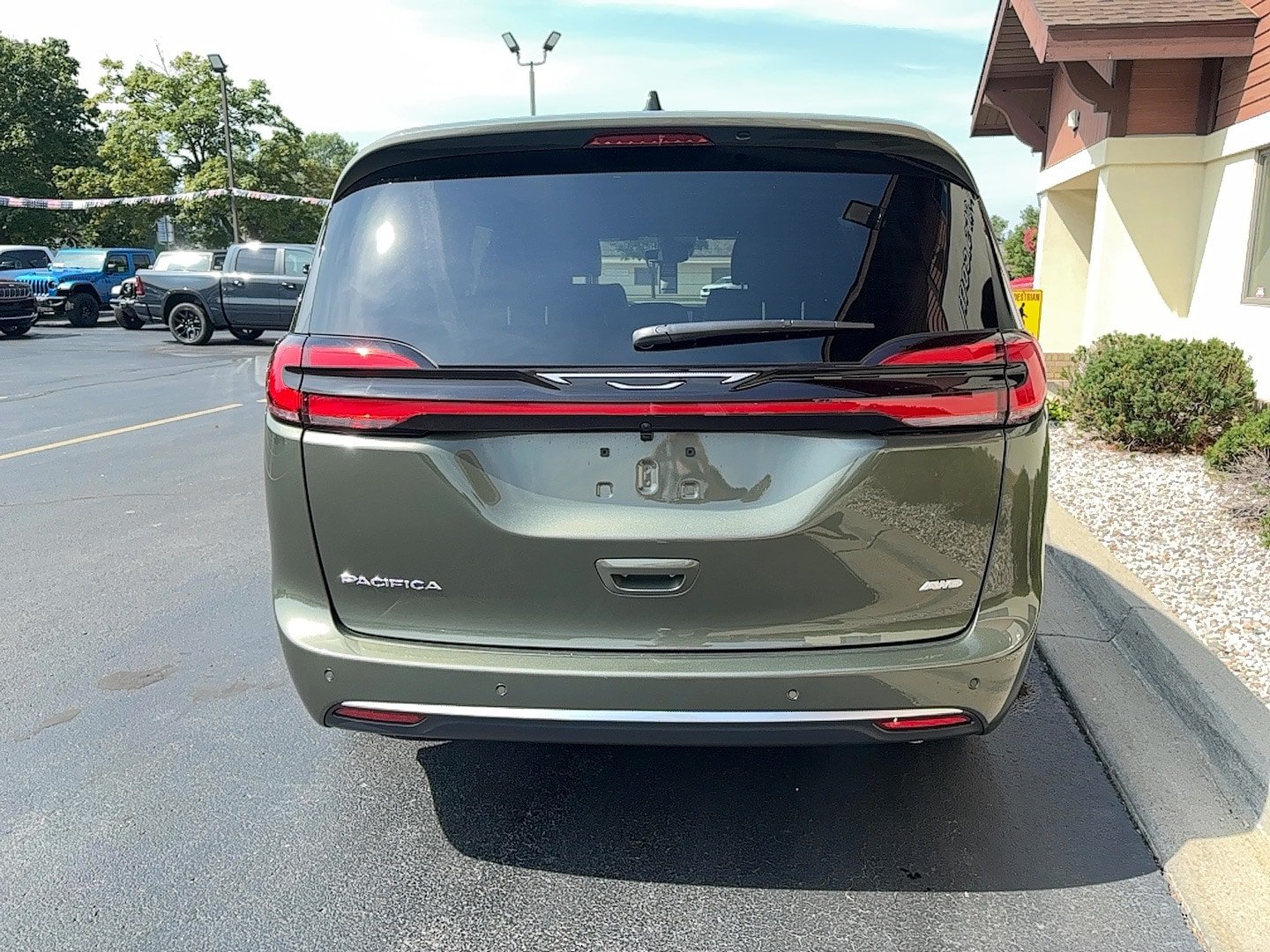 New 2027 Chrysler Pacifica Select AWD/4WD image 16