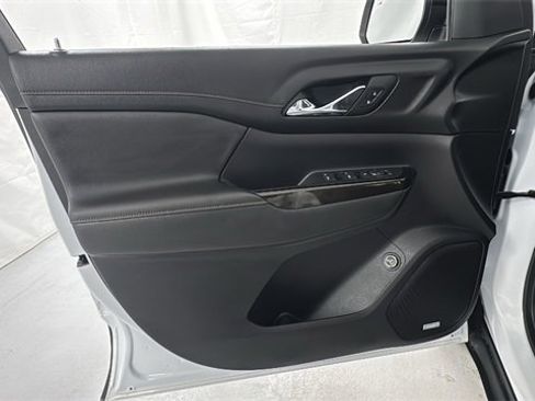 Used 2023 GMC Acadia AT4 image 19