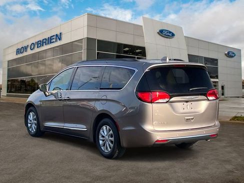Used 2017 Chrysler Pacifica Touring-L FWD image 3