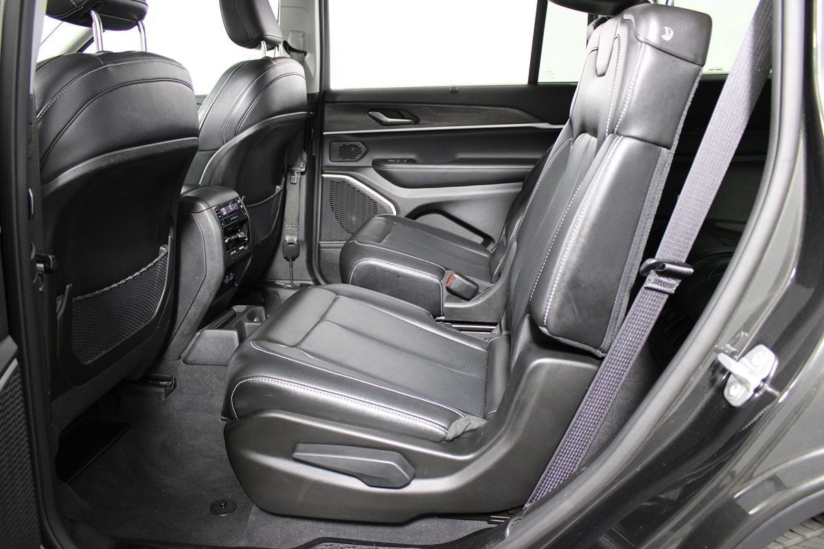 Used 2023 Jeep Grand Cherokee L Limited w/ Luxury Tech Group II RWD image 28