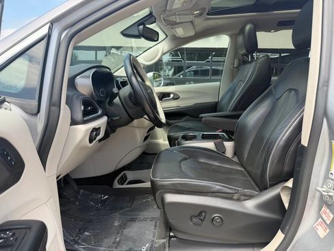 Used 2018 Chrysler Pacifica Limited FWD image 15