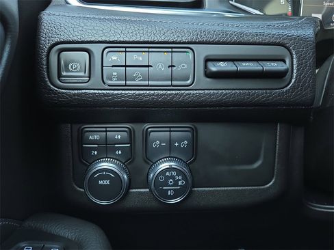 Used 2021 GMC Yukon XL Denali w/ Denali Premium Package image 30