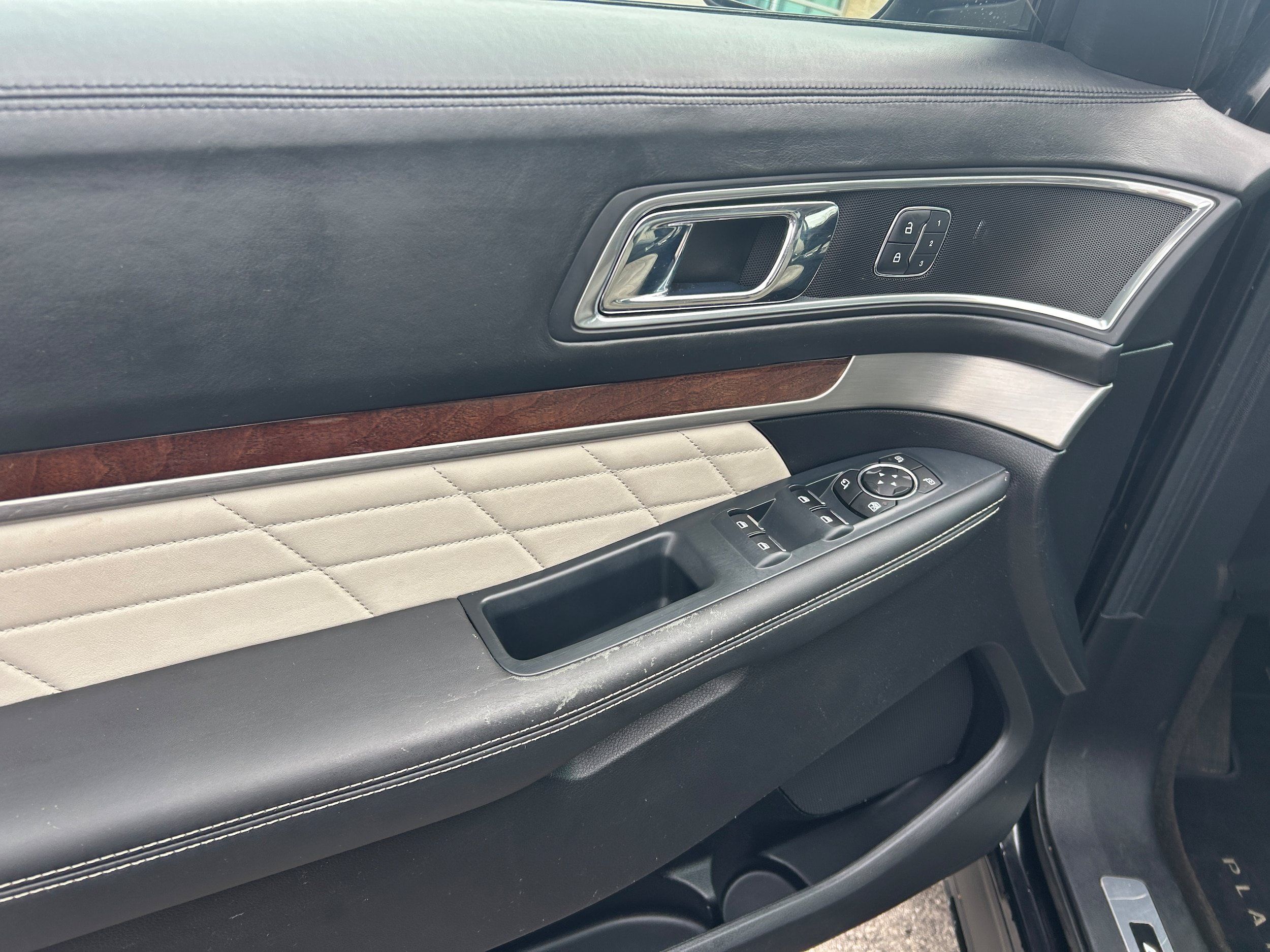 Used 2016 Ford Explorer Platinum AWD/4WD image 10