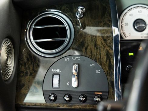 Used 2017 Rolls-Royce Dawn RWD image 35