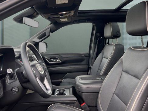 Used 2023 GMC Yukon XL SLT w/ SLT Luxury Package image 6