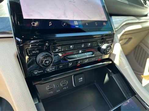 Used 2023 Jeep Grand Cherokee Limited w/ Luxury Tech Group II AWD/4WD image 27