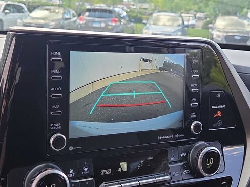 Used 2021 Toyota Highlander LE AWD/4WD image 18