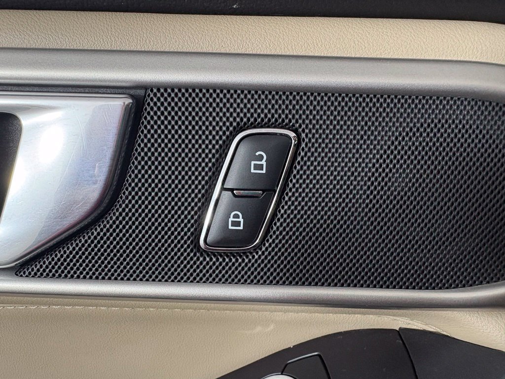 Used 2020 Ford Explorer XLT w/ Equipment Group 202A AWD/4WD image 18