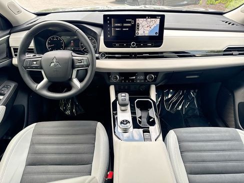Used 2025 Mitsubishi Outlander SE AWD/4WD image 24