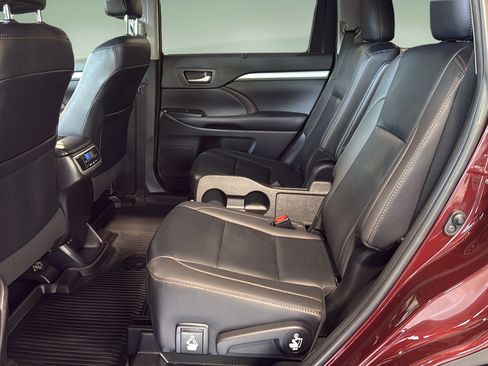 Used 2019 Toyota Highlander XLE AWD/4WD image 15