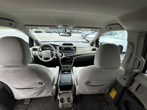 Used 2012 Toyota Sienna LE w/ Towing Pkg FWD image 18