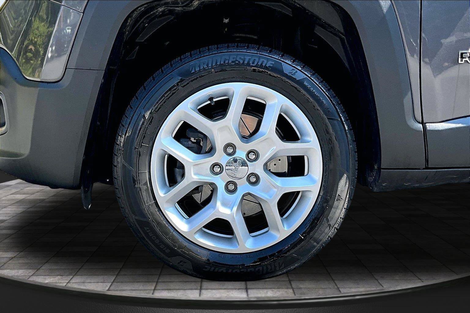 Used 2017 Jeep Renegade Latitude AWD/4WD image 9
