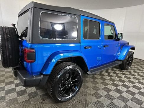 Used 2023 Jeep Wrangler Unlimited Sahara AWD/4WD image 2