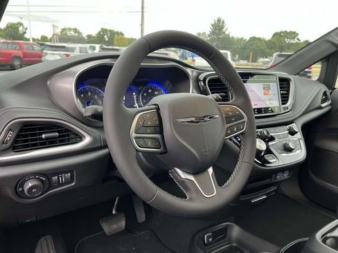 New 2025 Chrysler Pacifica Select AWD/4WD image 29
