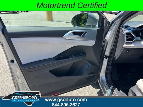 Used 2025 Volkswagen Taos SE FWD image 13