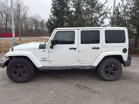 Used 2015 Jeep Wrangler Unlimited Sahara image 3